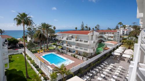 Habitación Doble Deluxe con vistas laterales al mar del hotel Labranda Marieta - Adults Only. Foto 3