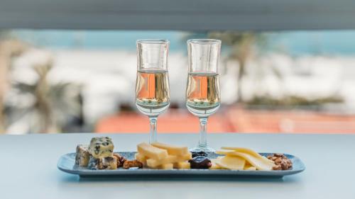 Habitación Doble Deluxe con vistas laterales al mar del hotel Labranda Marieta - Adults Only. Foto 2