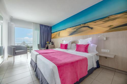 Habitación Doble Deluxe con vistas laterales al mar del hotel BLUESEA Marieta. Foto 3