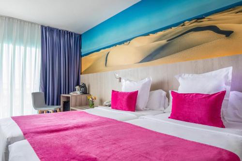 Habitación Doble Deluxe con vistas laterales al mar del hotel BLUESEA Marieta. Foto 5