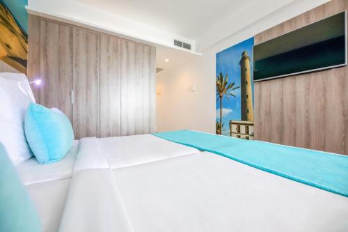 Habitación Twin Deluxe con vistas parciales al mar del hotel BLUESEA Marieta. Foto 1