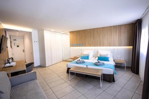 Habitación Superior con balcón y vistas parciales al mar del hotel Servatur Playa Bonita