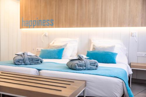 Habitación Superior con balcón y vistas parciales al mar del hotel Servatur Playa Bonita. Foto 2