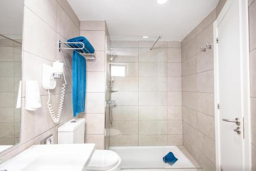 Habitación Superior con balcón y vistas parciales al mar del hotel Servatur Playa Bonita. Foto 5