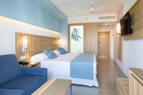 Habitación Doble con balcón y vistas al mar del hotel Riu Palace Palmeras - All Inclusive. Foto 2