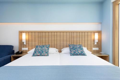 Habitación Doble con balcón y vistas al mar del hotel Riu Palace Palmeras - All Inclusive. Foto 3