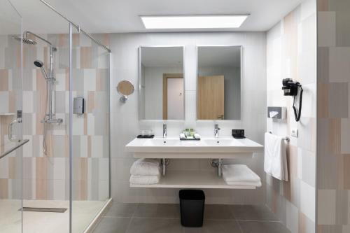 Habitación Doble Grande con balcón del hotel Riu Palace Palmeras - All Inclusive. Foto 1