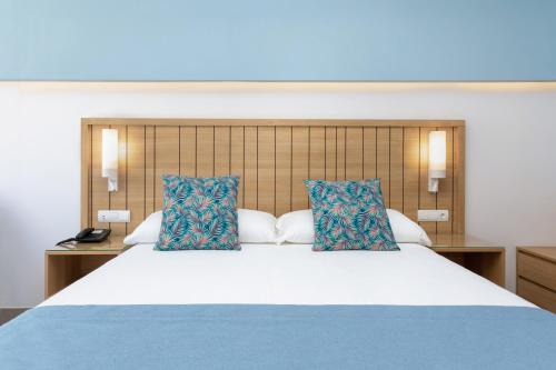 Habitación Doble Grande con balcón del hotel Riu Palace Palmeras - All Inclusive. Foto 7