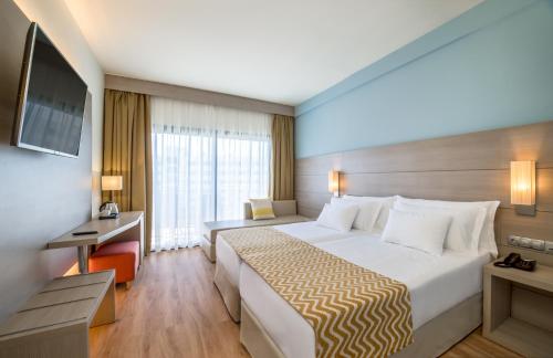 Habitación doble Balcón o Terraza Sofá Cama incluido 2 Camas individuales del hotel Barceló Margaritas. Foto 3