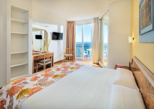 Habitación familiar Vista Montaña Sofá Cama incluido 2 Camas individuales del hotel Relaxia Beverly Park. Foto 1