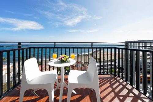 Habitación doble Vista Mar Balcón o Terraza Superior 2 Camas individuales del hotel Relaxia Beverly Park. Foto 3