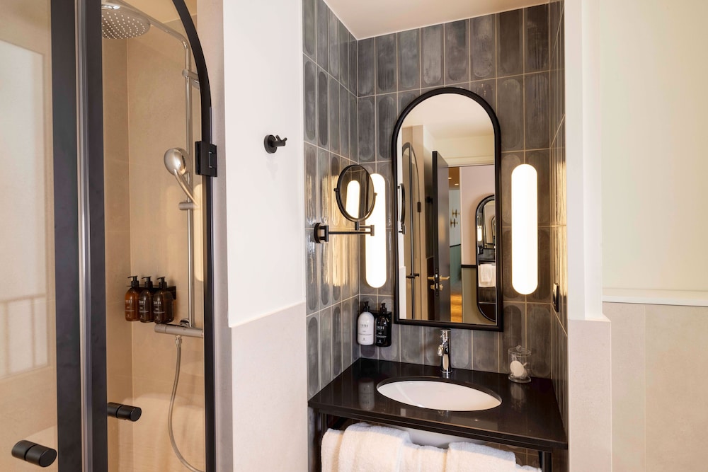 Habitación superior con 2 camas individuales del hotel Grand Cœur Latin. Foto 7