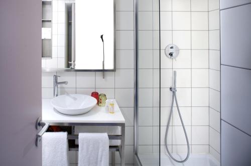 Medium Mama Double Room with Queen Bed del hotel Mama Shelter Paris East