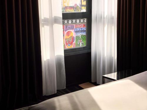 Medium Mama Double Room with Queen Bed del hotel Mama Shelter Paris East