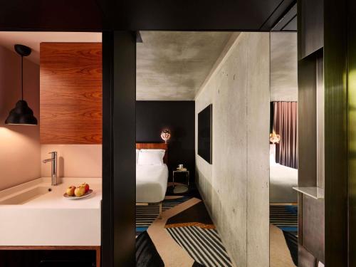 Medium Mama Double Room with Queen Bed del hotel Mama Shelter Paris East. Foto 5