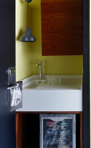 Habitación Individual Pequeña Mama del hotel Mama Shelter Paris East. Foto 4