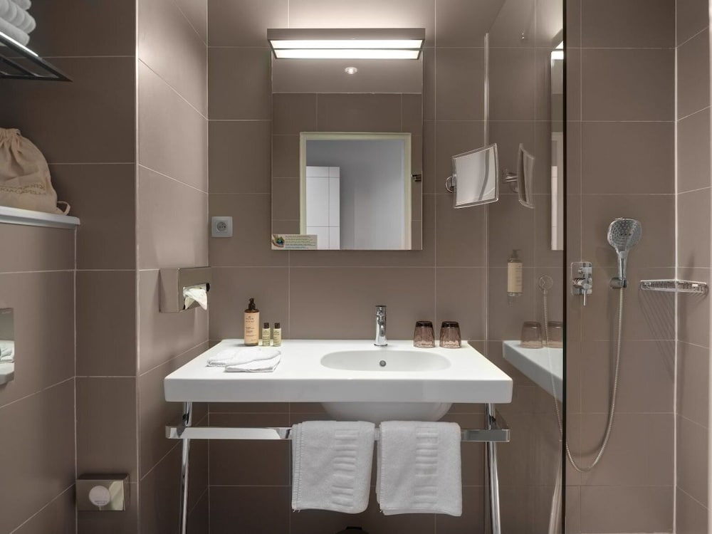 Habitación superior con 2 camas individuales del hotel Le Mareuil. Foto 3