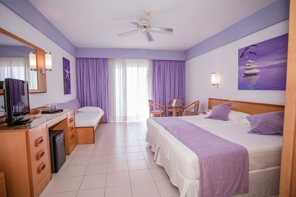 Habitación triple clásica, balcón del hotel Servatur Don Miguel - Adults Only. Foto 1