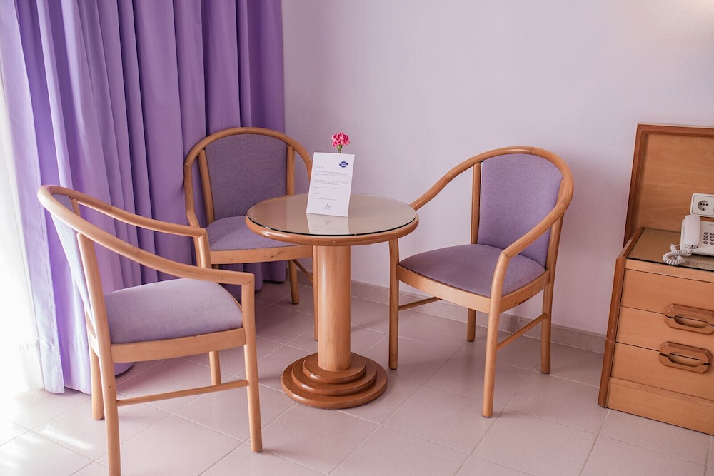 Habitación triple clásica, balcón del hotel Servatur Don Miguel - Adults Only. Foto 2