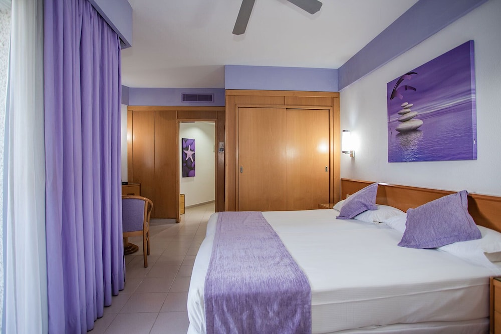 Habitación triple clásica, balcón del hotel Servatur Don Miguel - Adults Only. Foto 4