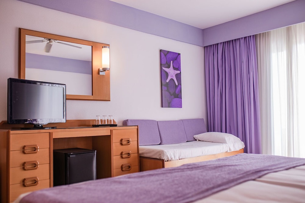 Habitación triple clásica, balcón del hotel Servatur Don Miguel - Adults Only. Foto 5