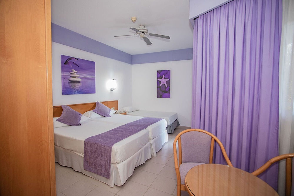 Habitación triple clásica, balcón del hotel Servatur Don Miguel - Adults Only. Foto 6