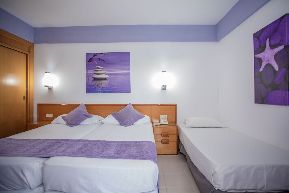 Habitación triple clásica, balcón del hotel Servatur Don Miguel - Adults Only. Foto 7