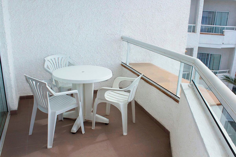 Habitación triple clásica, balcón del hotel Servatur Don Miguel - Adults Only. Foto 9