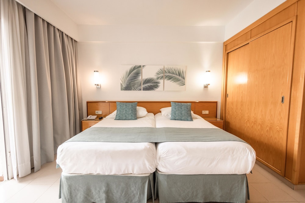 Habitación doble superior, vistas a la piscina del hotel Servatur Don Miguel - Adults Only. Foto 10