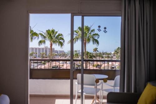 Habitación Doble con balcón del hotel Servatur Waikiki. Foto 1