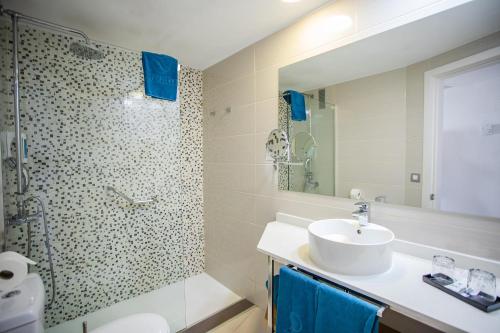 Habitación Doble Superior con balcón grande - Planta superior del hotel Servatur Waikiki. Foto 5