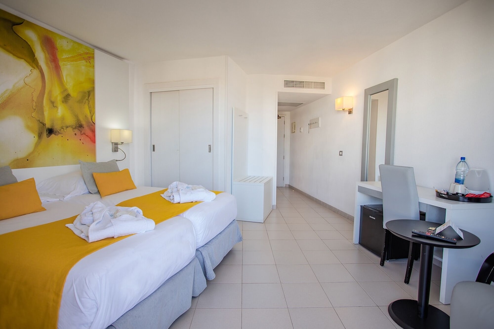 Habitación doble superior, balcón del hotel Servatur Waikiki