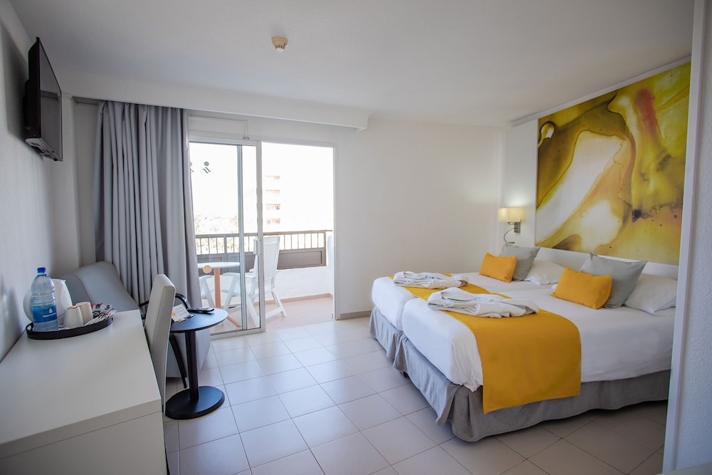 Habitación doble superior, balcón del hotel Servatur Waikiki. Foto 1