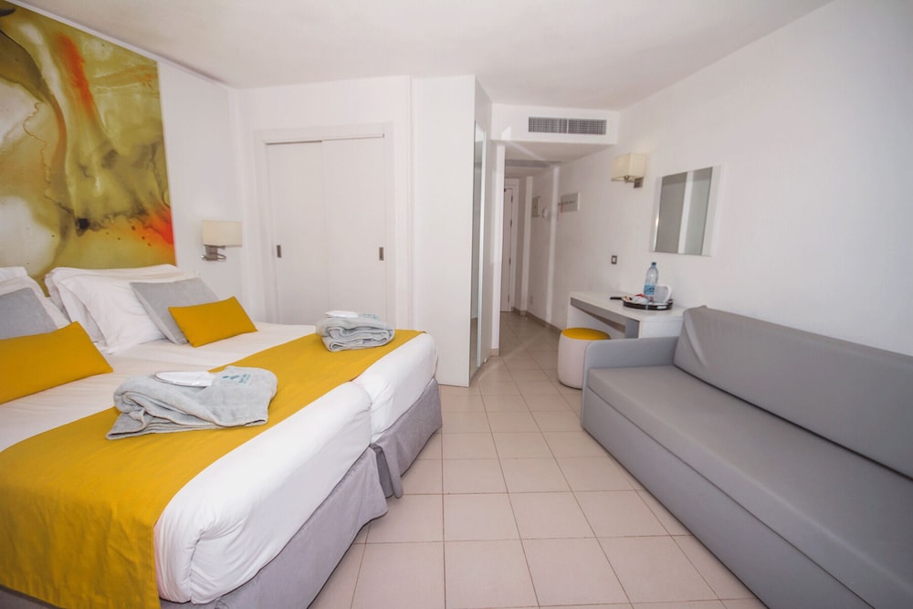 Habitación doble superior, balcón, en una planta alta del hotel Servatur Waikiki. Foto 1