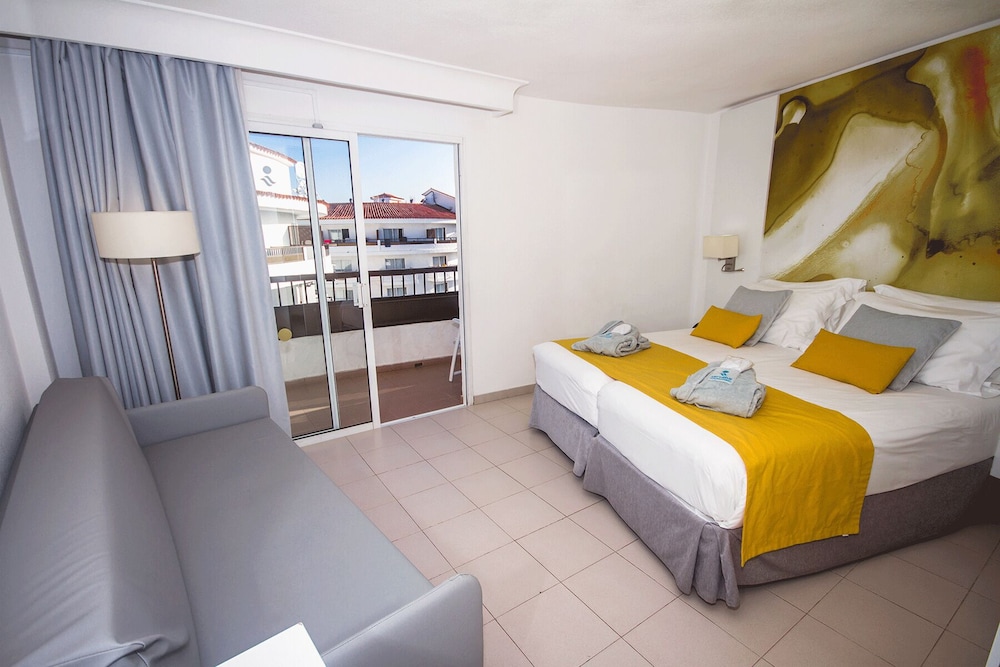 Habitación doble superior, balcón, en una planta alta del hotel Servatur Waikiki. Foto 2