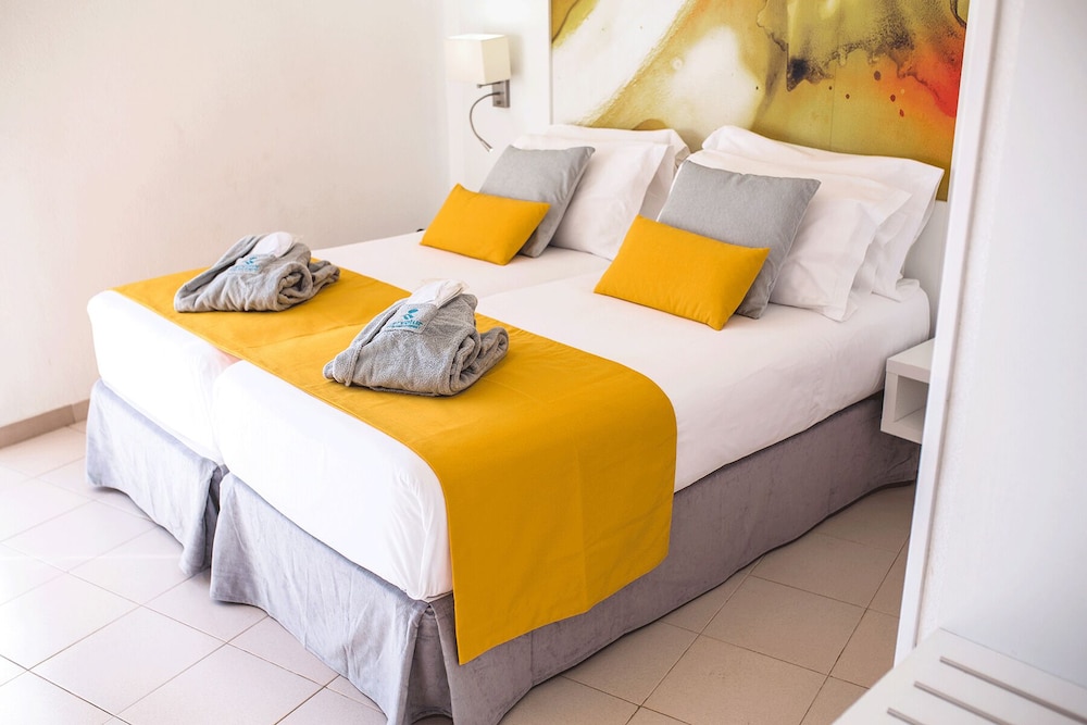 Habitación doble superior, balcón, en una planta alta del hotel Servatur Waikiki. Foto 3