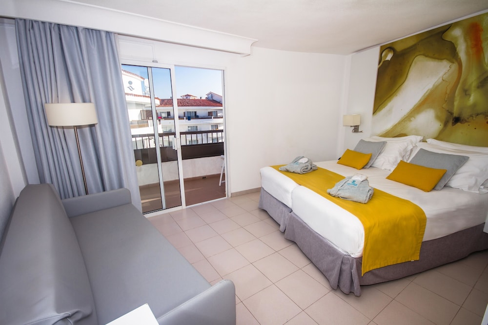 Habitación doble superior, balcón, en una planta alta del hotel Servatur Waikiki. Foto 6