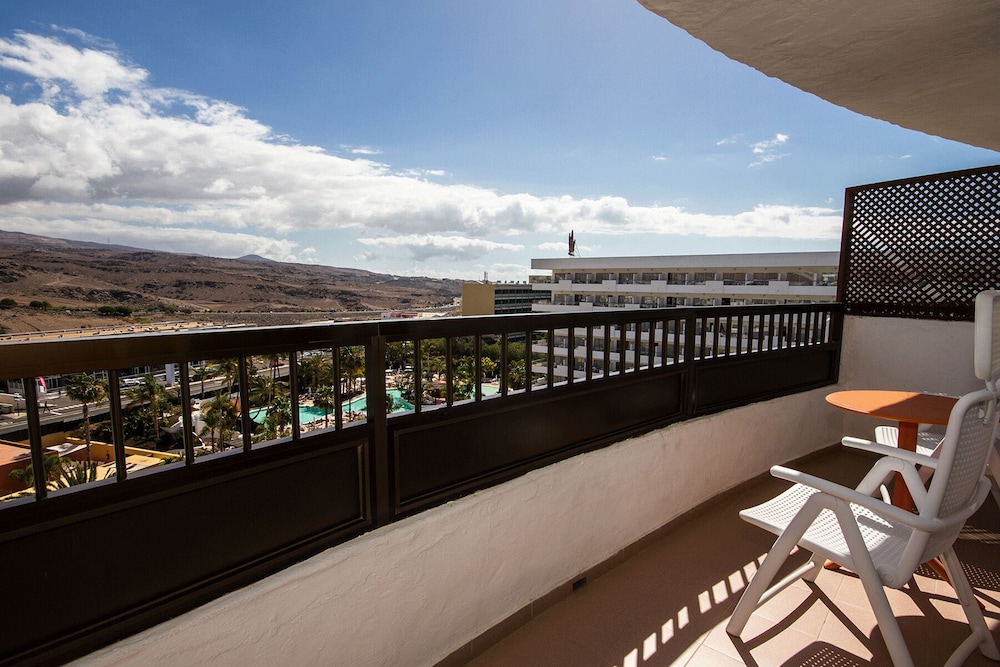 Habitación doble superior, balcón, en una planta alta del hotel Servatur Waikiki. Foto 8