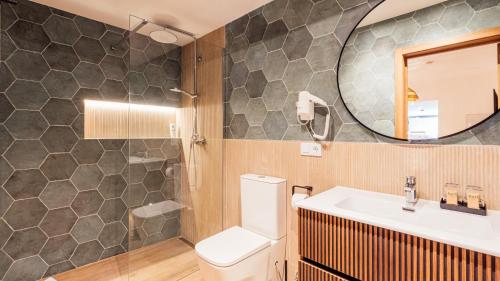 Apartamento con bañera de hidromasaje del hotel Sunset Suites by Bull Hotels. Foto 2