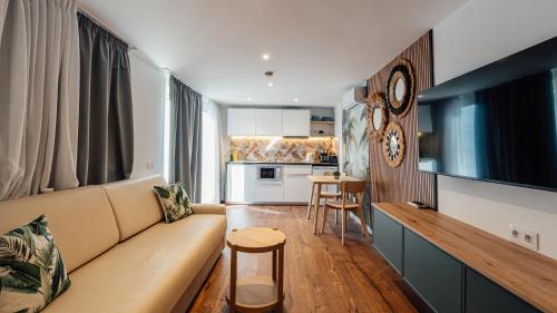 Apartamento con bañera de hidromasaje del hotel Sunset Suites by Bull Hotels. Foto 4