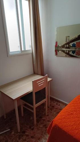 Habitación Individual con baño compartido (interior) del hotel Hostal Alcaravaneras - Adults Only. Foto 12