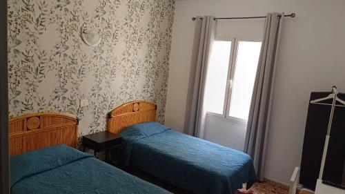 Habitación Doble con baño privado - 2 camas del hotel Hostal Alcaravaneras - Adults Only. Foto 1