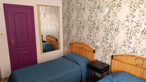 Habitación Doble con baño privado - 2 camas del hotel Hostal Alcaravaneras - Adults Only. Foto 2