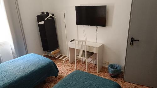 Habitación Doble con baño privado - 2 camas del hotel Hostal Alcaravaneras - Adults Only. Foto 3