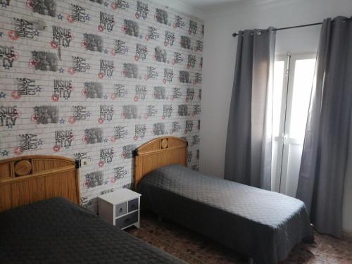 Habitación Doble con balcón - 2 camas del hotel Hostal Alcaravaneras - Adults Only. Foto 2