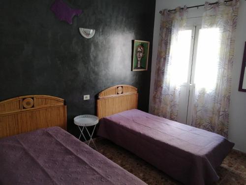 Habitación Doble con balcón - 2 camas del hotel Hostal Alcaravaneras - Adults Only. Foto 5