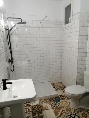 Habitación Doble con balcón - 2 camas del hotel Hostal Alcaravaneras - Adults Only. Foto 8