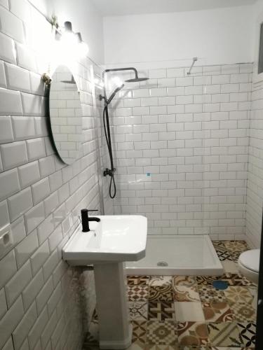 Habitación Individual con baño compartido del hotel Hostal Alcaravaneras - Adults Only. Foto 3