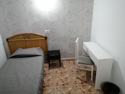 Habitación Individual con baño privado (interior) del hotel Hostal Alcaravaneras - Adults Only. Foto 1