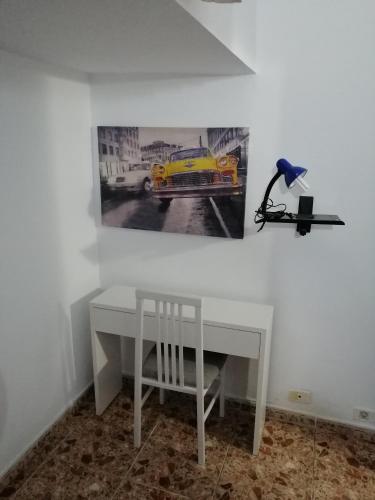 Habitación Individual con baño compartido (interior) del hotel Hostal Alcaravaneras - Adults Only. Foto 1